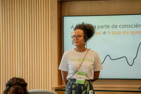 Facilitadora conduzindo uma dinâmica