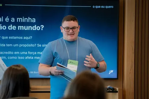 Participante apresentando para a turma