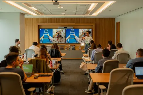 Sala cheia durante a apresentação de um conteúdo