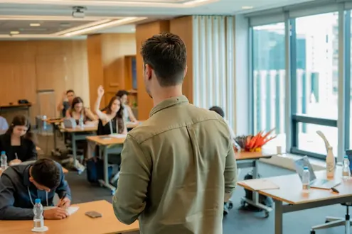 Facilitador conduzindo o módulo presencial